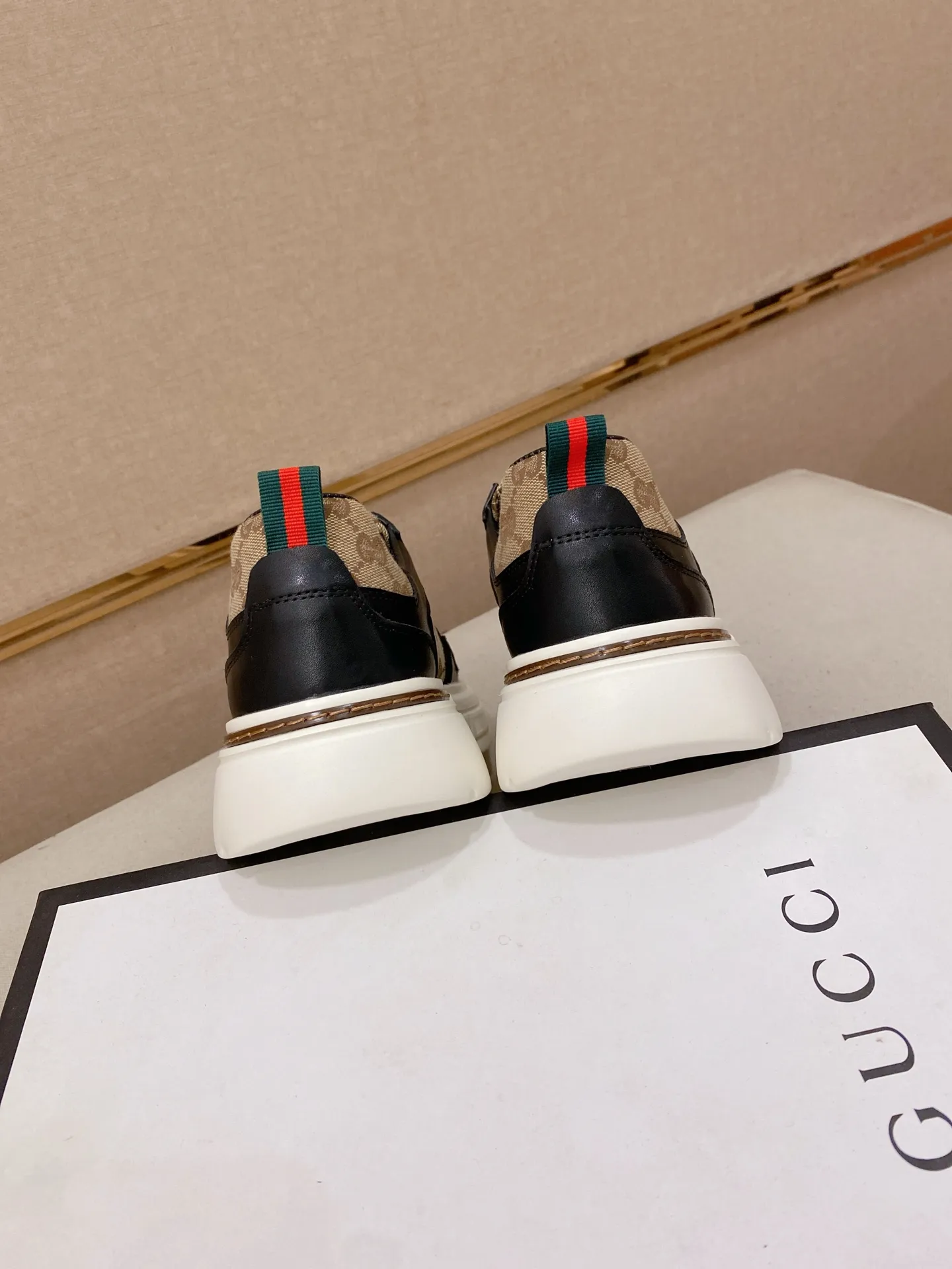 Men's shoes💰 400💰The new GUCCI (Gucci) counters are launched simultaneously. The new men's shoes, 😘fabrics are selected from imported cowhide, and the lining is sheepskin lining. 👍🏿 High-end ☄️ air-cushion molded anti-slip rubber outsole, exquisite lines, simple and elegant, comfortable and high-end for leisure travel. Code number: 38 to 44 (45 can be customized and cannot be returned or exchanged)